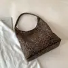 2026 Bolso de Lona de Moda de Nicho Nuevo con Estampado de Leopardo, Gran Capacidad, Artístico y Casual, Versátil para el Trabajo, Estilo Relajado, Bolso de Hombro
