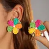 Joias de Estilo Europeu e Americano, Brincos Coloridos de Flor Vazada em Ráfia Trançada Feitos à Mão, Brincos com Vibe de Férias na Praia