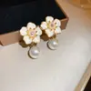 Pendientes de Perla de Camelia Francesa Dulces y Lindos, Pendientes Florales de Lujo Ligero con Incrustaciones de Diamantes Estilo Chanel, Accesorios de Oreja Suaves Vintage