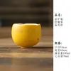 Juego de té de cerámica amarillo limón con detalles dorados, que incluye una taza con tapa, tetera, taza de maestro, taza de degustación, taza de té, soporte para tetera, posavasos y taza de equidad