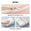 Travesseiro de espuma viscoelástica com design de tração, oferecendo sensação refrescante, zero pressão e projetado para o sono profundo; um travesseiro para uso doméstico para adultos, com um design em forma de arco para proteger a coluna cervical