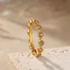 Anel Fino Estilo Renda Vintage com Strass para Mulheres, Textura Única, Anel Cravejado com Pedras, Aço Titânio, Não Desbota, Acessório Empilhável Bicolor Dourado e Prata