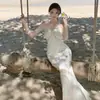 Vestido Lencero Satinado con Drapeado y Tirantes Finos, Incrustaciones de Encaje, Tela Transparente Color Blanco Perla, Corte Ajustado, Directo de Fábrica