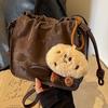 Bolso de diseño de nicho para mujer, nuevo bolso de mensajero plisado de alta calidad de moda 2023, bolso de hombro popular versátil para otoño e invierno.