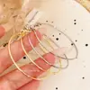 Brincos de Argola Grande Dourados Minimalistas Elegantes de Alta Qualidade para Socialites Ear Cuffs Finos Versáteis Brincos Grandes Modernos