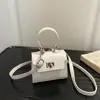 Bolsa Feminina Pequena Quadrada Retrô Fashionável de Mão com Fivela de Cadeado Novo Estilo 2026 Simples e Elegante Texturizada de Ombro Único Transversal de Mão