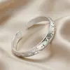 Pulseira de Coração de Gipsofila abrindo Sutra Estrelas Sólidas Esculpidas Face Larga Tonel de Cobre Branco com Presente de Aniversário