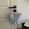 Bolsa cesta moderna e estilosa para mulheres, novo modelo inverno 2026, cor sólida elegante, alto valor estético, bolsa de ombro de nicho