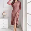 La nueva colección de otoño e invierno de Amazon de vestidos de canalé estilo europeo y americano, con mangas largas, colores lisos y bajos de volantes de moda, está disponible para exportación.