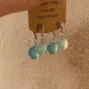 Frescos, modernos e luxuosos, estes brincos de esfera transparente com franjas exalam uma sensação de alto padrão.. São elegantes, minimalistas e versáteis, tornando-os uma escolha popular para acessórios femininos.