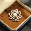 Broche Nó Chinês Vazado com Pérola e Diamante, Disponível em Azul e Branco, Pinos Decorativos Versáteis de Luxo Leve para Ternos e Casacos Femininos