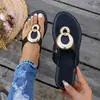 Sandálias rasteirinhas femininas plus size com fivela de metal dourada, chinelos de moda transfronteiriça europeia e americana para uso ao ar livre