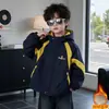 Jaqueta de Algodão com Forro de Fleece para Meninos Roupas de Algodão Novas 2026 Roupas de Exterior Espessas Roupas de Inverno Parka Moderna Estilosa Moda Bonita Roupas Infantis
