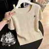 Camiseta de tricô com manga curta e bordado de coração, estilo consciente, para mulheres, coleção Primavera/Verão 2026, estilo suave, top que rejuvenesce e afina.