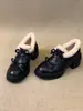 Encontro de Primeira Temporada Loafers Retrô Bico Redondo com Laço Duplo, Solado Texturizado e Salto Bloco