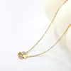 Doce Japonês e Coreano, Exquisito e Elegante Pingente de Trevo de Quatro Folhas com Diamante Branco Aço Inoxidável Moda Colar de Alta Qualidade Joias Europeias e Americanas para Mulheres