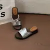 Zapatillas Frescas Sencillas de Temporada Versión Mujer 2026 Chanclas para Mujer Ropa de Exterior de Moda Sin Arena Playa Punta Abierta Retro Versátil Nuevo Estilo