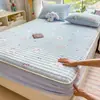 Juego de tres piezas de sábana de terciopelo de leche con burbujas grandes, fresco y simple, protector de colchón de cobertura completa cálido engrosado de terciopelo de coral para invierno