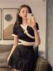 Camiseta de Tricô Verão Estilo Coreano Gola V Manga Curta Contrastante para Mulheres Design Slim Top Curto Retro Costurado