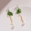 Pendientes de hoja verde fresca de primavera y verano Pendientes de borla de longitud media súper de hada diseño con sentido pendientes de cuentas de arroz Nueva serie Verde