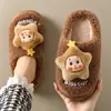 Pantuflas de algodón para padres e hijos, diseño de estrella de dibujos animados de invierno, modelo nuevo para mujer, pantuflas cálidas de felpa antideslizantes para interiores para hombre, venta al por mayor