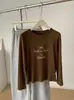 ¡Suave y cómoda camiseta de manga larga con delicado bordado de letras para mujer! Un esencial versátil y favorecedor para el otoño con un cuello redondo clásico y un corte que estiliza.. Perfecto como capa base o como top