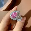 Anillo de Zirconia Rosa Brillante para Mujer Tendencia Dulce Fresco Diseño Esmeralda Sentido de Nicho Anillo de Dedo de Cola Moda Personalizado