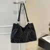 Bolso de mano retro, artístico y de diseño nicho, con un estilo preppy, un bolso de hombro nuevo y moderno, minimalista y de gran capacidad para mujer