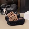 Chinelos peludos de bico aberto 7cm novos chinelos de algodão para mulheres, pelúcia com sola grossa, sexy, quentes, estampa de leopardo, novo estilo outono e inverno