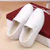 Sapatos brancos de outono e inverno sapatos de algodão femininos versão coreana sapatos preguiçosos de estudante sola plana superfície de couro slip-on sapatos femininos sapatos brancos de enfermeira