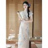 Foto real no local novo estilo chinês estilo jovem vestido cheongsam aprimorado