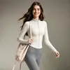 Conjunto deportivo de dos piezas para yoga para mujer: Chaqueta ajustada con cremallera y cuello alto y pantalones de tiro alto elásticos con tacto nude para entrenamientos en el gimnasio