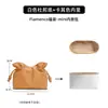 Solo se incluye la bolsa interior - La bolsa exterior no está incluidaBolsa de la Suerte Mini Flamenco Loew Papel Dupont Tamaño Mediano-Grande