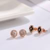 Pendientes de acero de titanio con diseño de trébol de cuatro hojas, ligeros y de lujo, con pequeños aromas y mariscos en blanco y negro, venta al por mayor de fábrica para mujer.