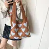 Bolsa Pequena de Tricô Coração Fresco Bolsa Feminina 2024 Novo Estilo Estilo Literário Cor Contrastante Grande Capacidade Bolsa de Ombro Versátil Bolsa de Axila