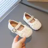 Sapatos infantis para meninas pequenas com solas macias, respiráveis e antiderrapantes, sapatos vazados de princesa para meninas, novos sapatos de outono para bebês