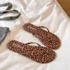 Chanclas de moda con estampado de leopardo para mujer, nuevas sandalias de dedo planas antideslizantes para la playa, casuales de verano