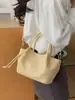 Bolso de Cubo Tejido de Alta Gama para Mujer 2026 Nuevo Estilo Coreano Bolso de Hombro Cruzado para el Trabajo Moda Elegante Bolso Plateado para Mujer