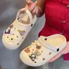 2026 Zapatos Nuevos con Agujeros para Mujer Sandalias de Verano con Punta Cerrada Medias Zapatillas para Mujer Exterior Suela Suave Playa Dibujos Animados Celebridad de Internet