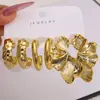 Conjunto de Brincos Novo Europeu e Americano Moda de Nicho Sensação de Alto Padrão Conjunto de Brincos de Tarraxa Sensação de Alto Padrão de Luxo Leve Brincos Dourados Acessórios Femininos