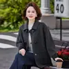 Coleção outono e inverno estilo mãe: nova coleção feminina de primavera e outono apresentando um elegante, sofisticado e estiloso casaco de lã dupla face