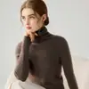 La nueva colección de otoño e invierno de Andy presenta suéteres de punto acanalado de color liso con diseño de cuello alto, ofreciendo un look sencillo y versátil.. Estas capas base de corte ajustado están disponibles para venta al por mayor