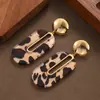 Pendientes de aro geométricos de moda y únicos estilo Hong Kong con estampado de leopardo, que exudan una estética cool sofisticada y minimalista