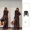 Conjunto de top de manga larga color marrón Maillard y pantalones de pierna ancha, un impresionante atuendo estilo coreano que estiliza y favorece, un traje deportivo