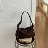 Bolso de Hombro Retro con Remaches Color Marrón Maillard para Mujer Otoño/Invierno 2026 Nuevo Versátil Bolso Almohada para Viajar