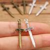 Colgante de aleación de 9 x 34 mm para joyería, accesorio de bricolaje, simulación de arma, espada y daga