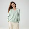 Suéter de punto grueso con diseño floral y cuello en V, diseñado para otoño e invierno, con un corte relajado y holgado, y hecho con una mezcla de hilo y cachemira.