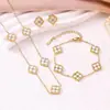 Conjunto de tres piezas de la suerte estilo europeo y americano: conjunto vintage de collar, aretes y pulsera de trébol de cuatro hojas en negro y dorado. Accesorios versátiles para el trayecto al trabajo al por mayor
