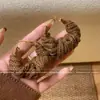 Aretes de Aro de Hilo Melard con Forma de Croissant de Caramelo para Mujer, Otoño e Invierno, Aretes de Botón de Moda Chic Vintage