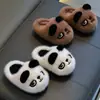 Nuevas pantuflas de algodón para niños de invierno 2026, unisex, cálidas y con forro de felpa, diseño de panda, para usar en interiores, estilo padre-hijo, zapatitos de algodón para bebé